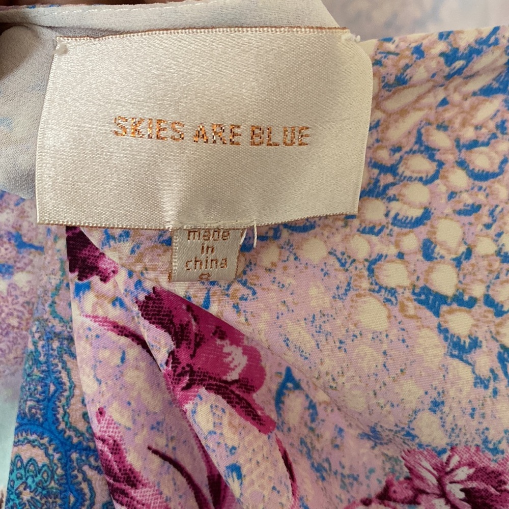 EUC Skies Are Blue Floral Tank - Picture 7 of 7